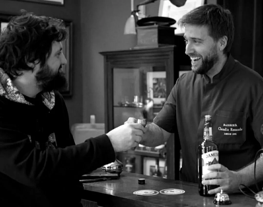 Brindis con whisky irlandés en la barra del local